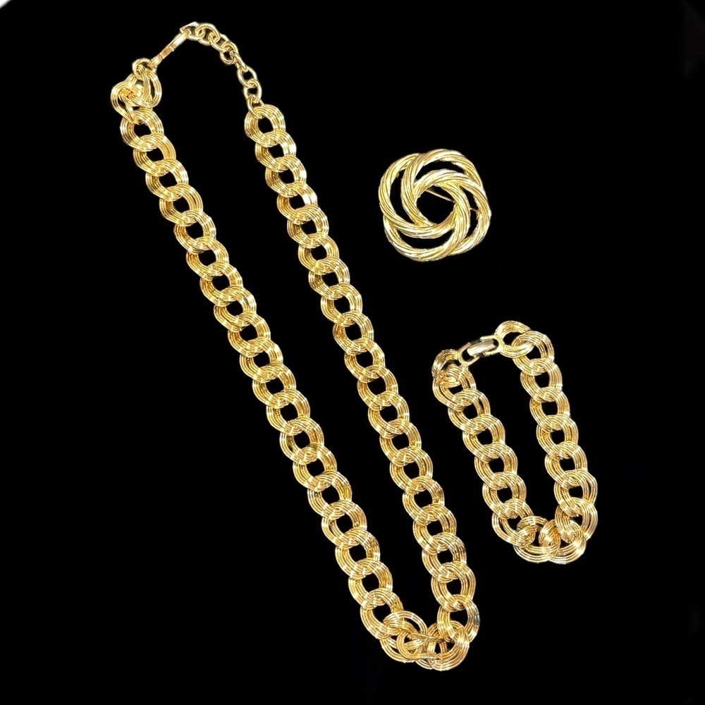 Vintage Monet- Gold Chunky Double Chain Loop Necklace, Bracelet and Broach - Picture 5 of 7